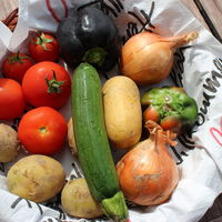 Ein Korb mit Gemüse