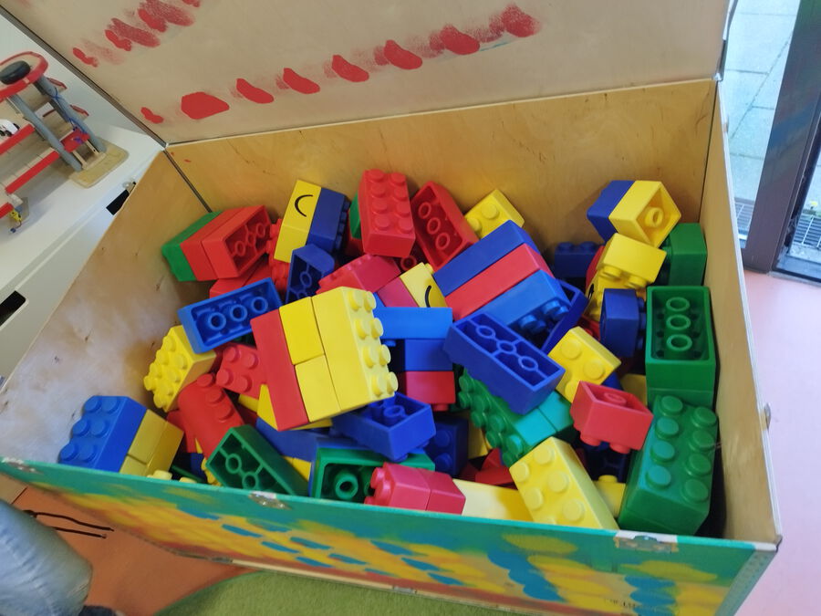 EIn Karton mit Klemmbausteinen